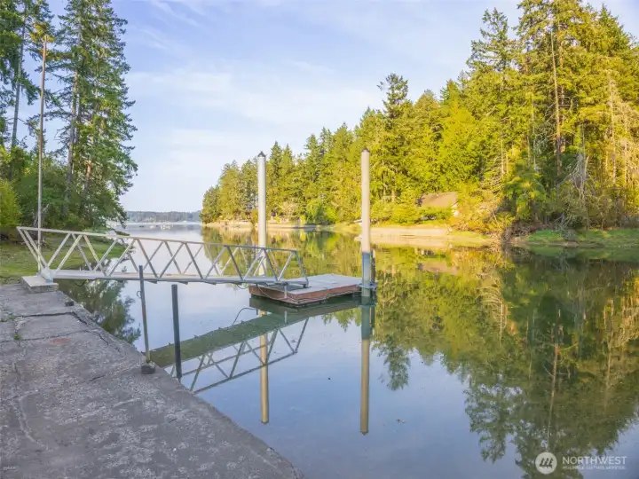 12x8 dock platform with new pilings and 20ft aluminum ramp. Moor a boat or your favorite water toys.