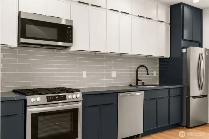 Quartz counters and stainless appliances