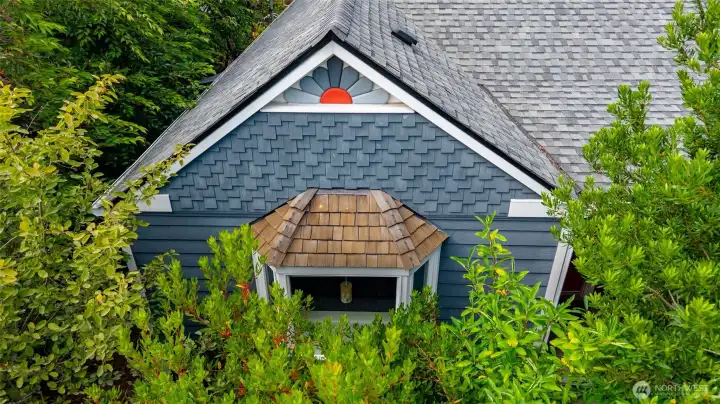 Look at adorable finial detailing!