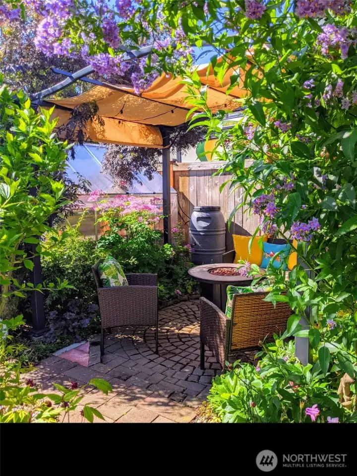 Sweet little garden vignette. You can almost smell the flowers!!