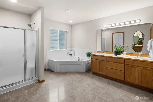 Primary Bath w/separate Shower and Jetted Tub