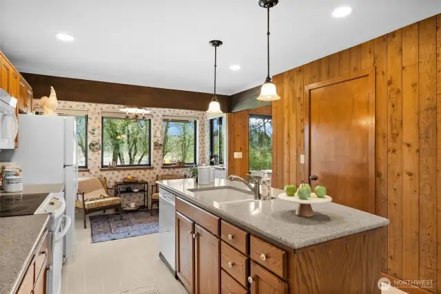 Sunroom off the kitchen w/hot tub