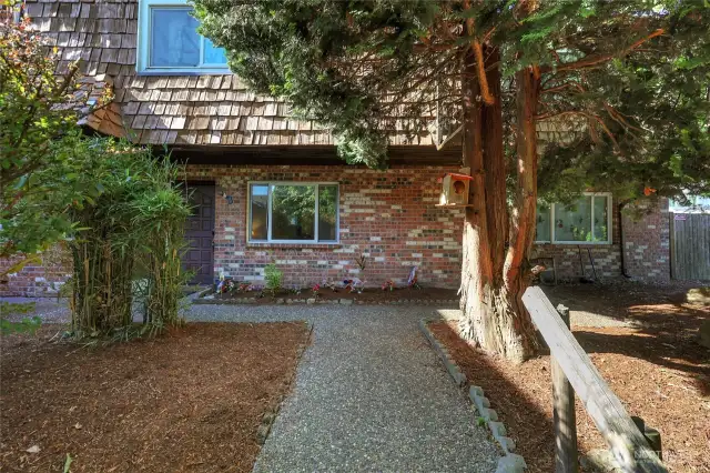 Entry with sidewalk