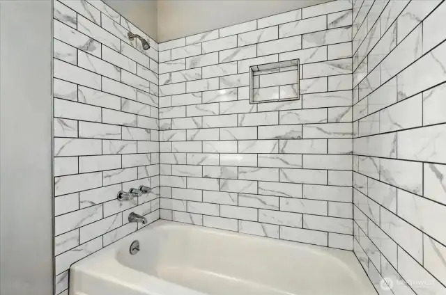 Main Bathroom Bath/Shower