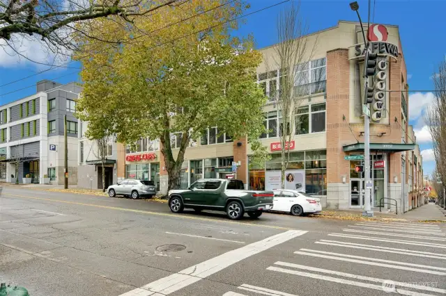 Proximity to area shopping has no equal! Safeway, Metropolitan Market, CVS, Key Arena, McCaw Hall ! It's all just steps away !