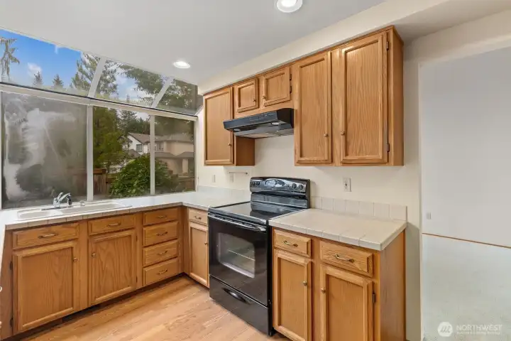MODERN KITCHEN WITH WELL DESIGNED LAYOUT, COMES WITH ALL THE APPLIANCES.