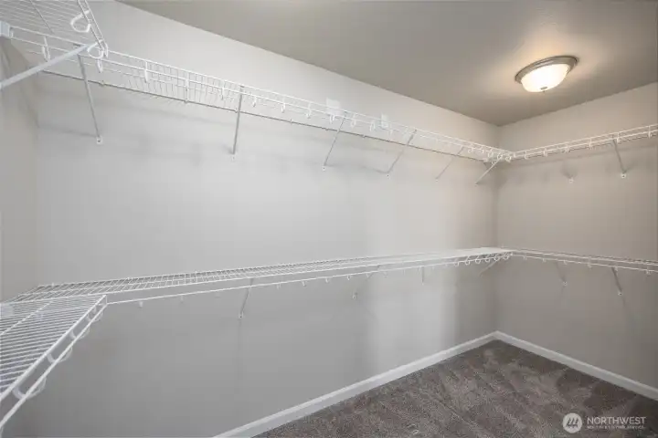 Another view for you to imagine all your clothes nicely organized in this huge closet