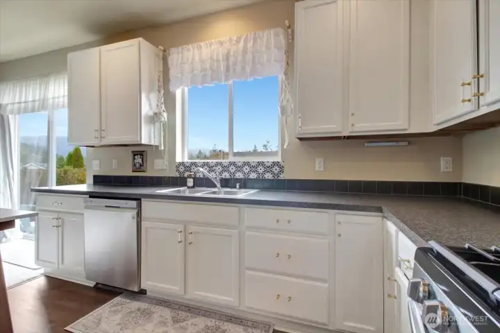 So much counter space!