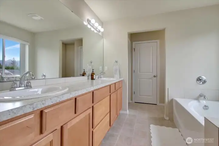 Gorgeous 5 piece bath.