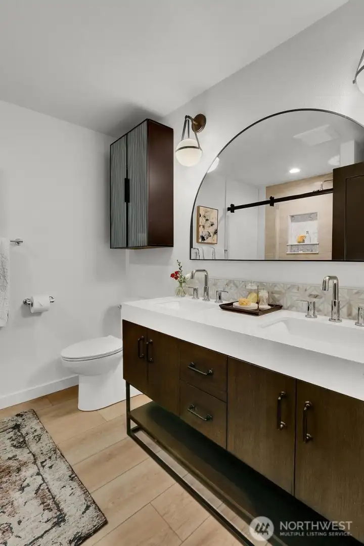 Primary Bath with High-End Finish