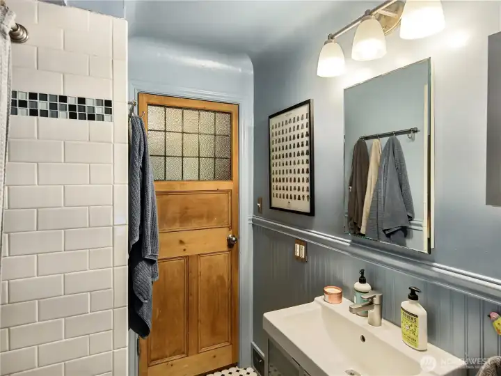 Main floor full bathroom