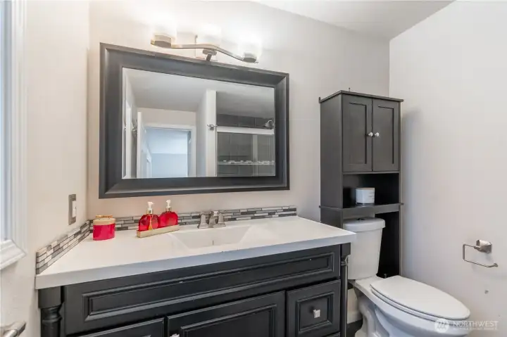 Main en-suite bathroom