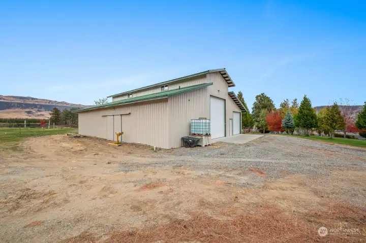 2880 sqft shop with 3 horse stalls