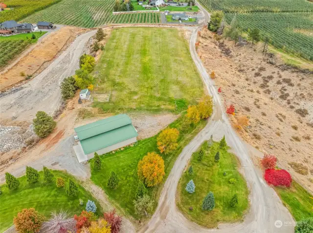 Shop/barn & pasture