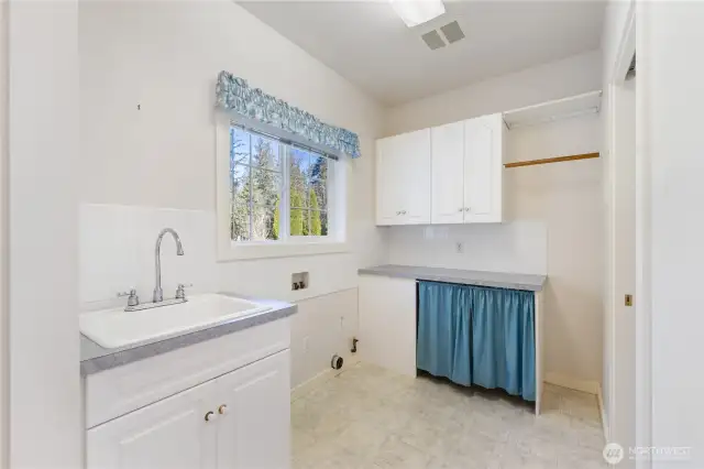 Nice good-sized laundry room off the kitchen area w/ a door to the back private patio. Gas dryer hook-up!
