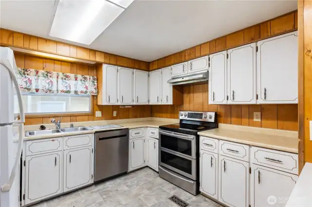 Kitchen w/ newer appliances in the Manufactured Home