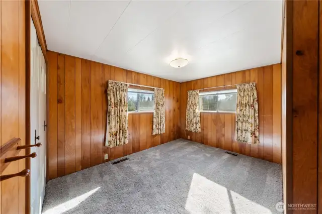 One of the 2 other guest rooms