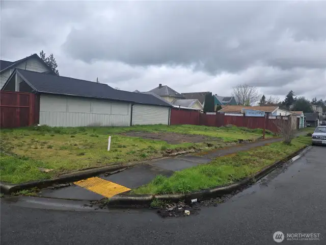 Corner lot with acces on both S 58th and S Montgomery offers more options.