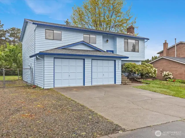 4 bed, 3 bath home on large lot in West Hill community.
