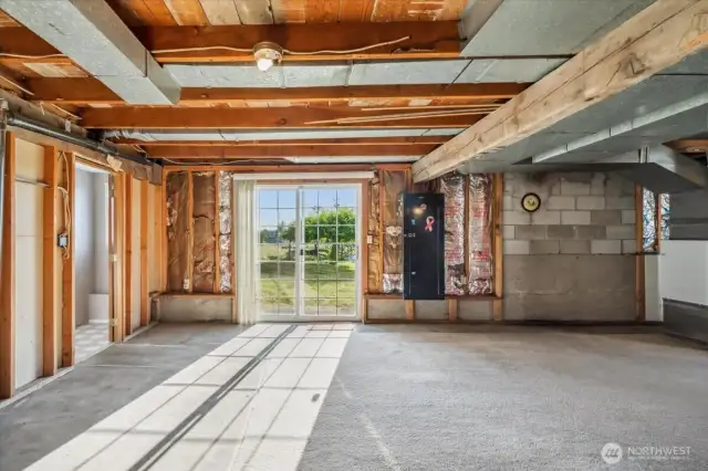 Rec area in basement w/ample natural light