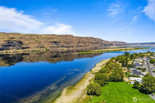A unique waterfront community just 5–10 minutes from The Gorge Amphitheatre and Cave B Estate Winery, offering unmatched summer concert experiences and scenic vineyard outings