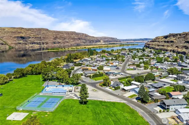 More than 300 days of sunshine per year on the Quincy bench—perfect for year-round enjoyment of Sunland’s outdoor lifestyle