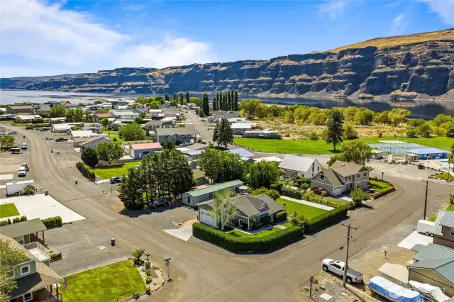 Desirable location & amenities: Sunland Estates’ proximity to The Gorge Amphitheatre, boat launch, pool, and wineries drives revenue—especially during concert season and summer peaks