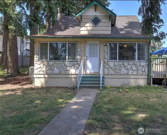 Welcome to this sprawling 1.2 acre lot w/a charming home tucked away on a quiet cul-de-sac in Auburn. The versatile layout in this home offers a light-filled layout featuring engineered hardwood floors. The kitchen offers ample cabinetry, flowing seamlessly into the dining & living rooms for effortless entertaining. Septic system approved for 2 bedrooms, plus enjoy a large basement ready for whatever your lifestyle demands. Step outside to a private, tree-lined backyard w/a patio & deck perfect for summer gatherings. The oversized garage offers added storage & workspace, & the setting provides both privacy & convenience near I-5, Hwy 167, shopping & schools. The large lot may also offer subdivision or development potential—buyer to verify.