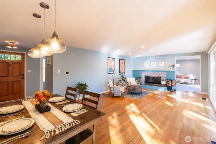 Spacious living room / dining room, perfect for entertaining.
