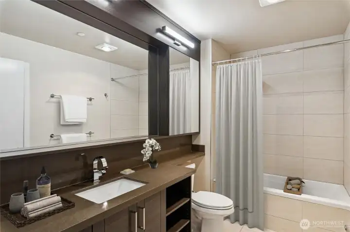 Full bath - Virtually staged