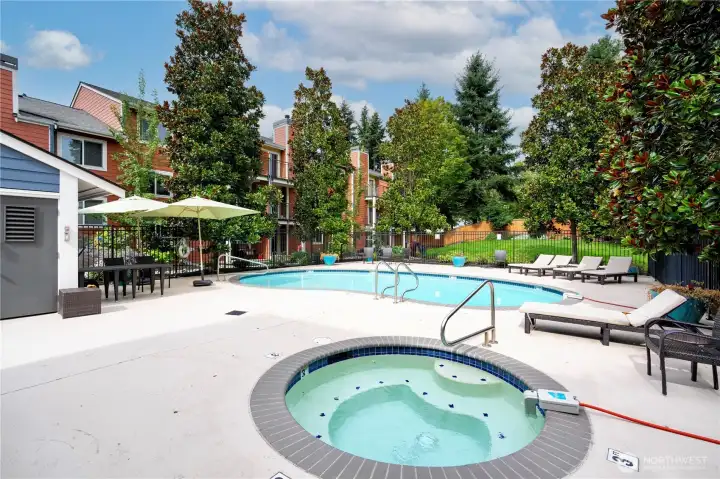 ommunity pool and Jacuzzi for relaxing and entertaining.