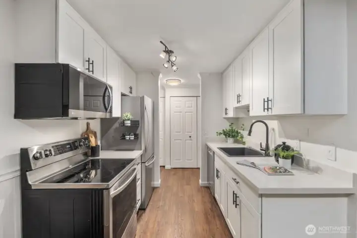 Fully remodeled kitchen, quartz counters, new appliances