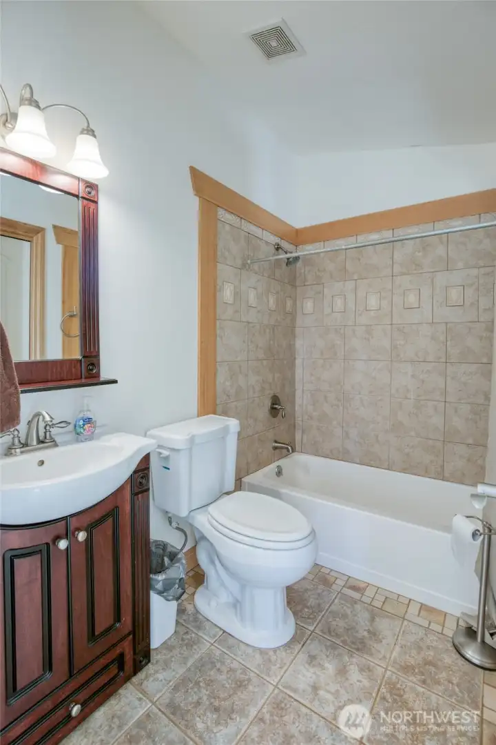 Main floor full bathroom