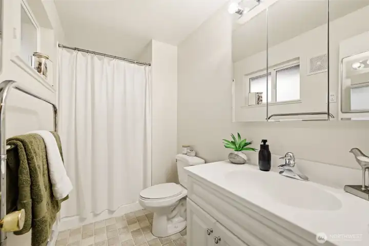 Private ensuite bath off the primary bedroom