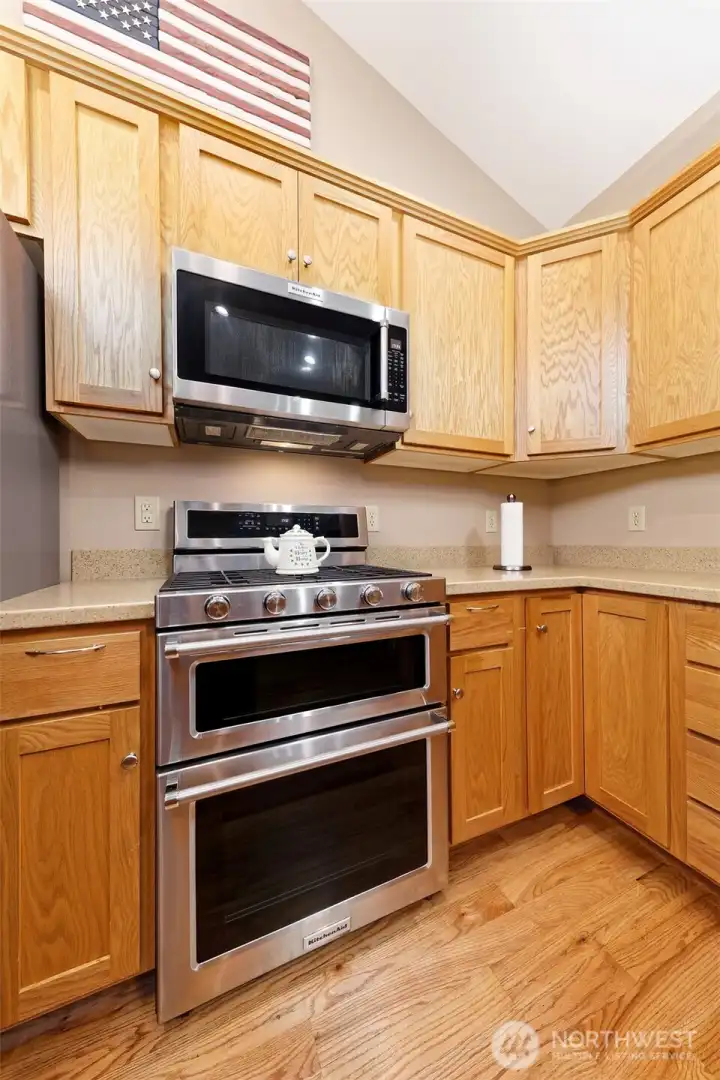 Double oven and microwave.