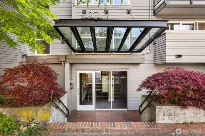 Right in the heart of Phinney Ridge! Bakery, shops, restaurants right out your front door!