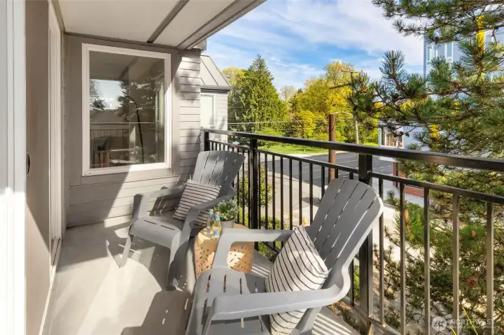 Large deck over looking Woodland Park.