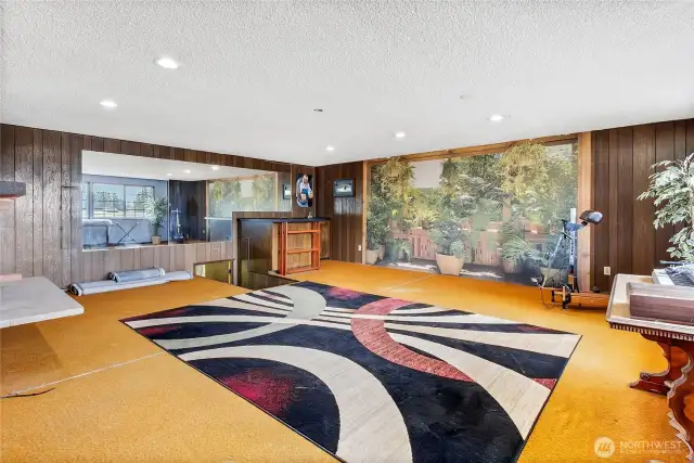 Wet bar, great room for entertaining.