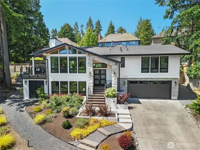 Live the Tam O’Shanter lifestyle in this fully renovated 4-bed + den, 2.5-bath home.
