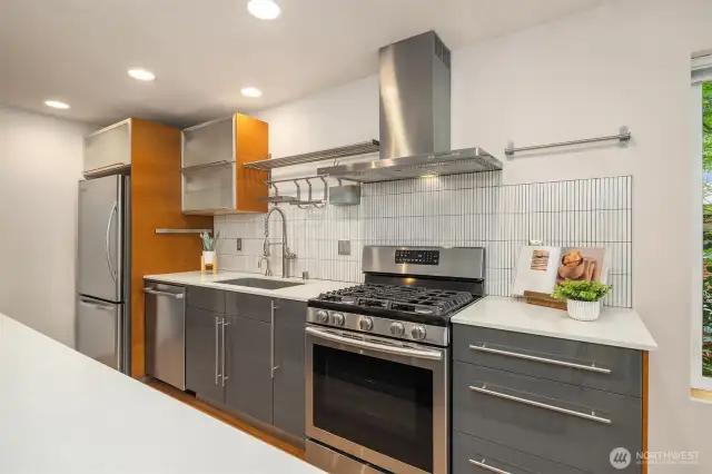 Sleek Kitchen Featuring Gas Luxury Range