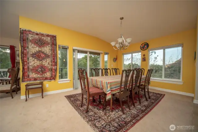 Big dining area for all your entertaining .