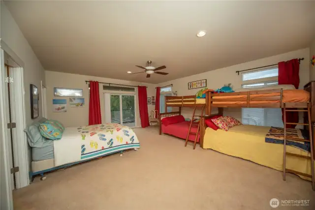 3rd main bedroom with ensuite bathroom, jacuzzi soaking tub and walk-in shower.