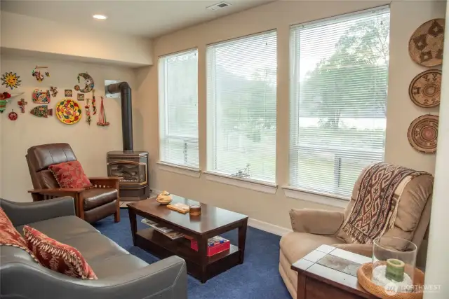 Living room with fireplace ground floor.