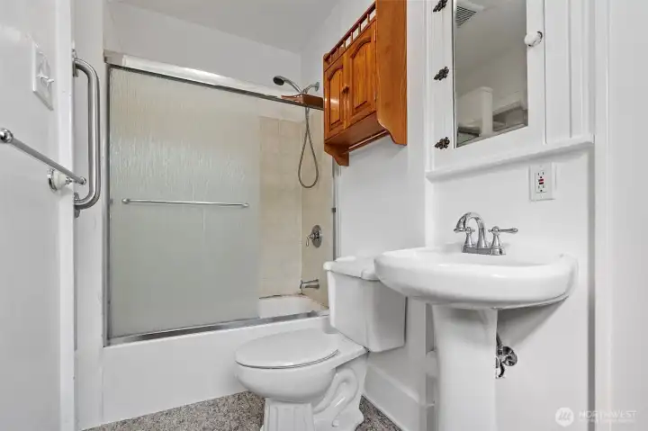 Full bathroom on the entry level