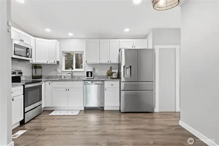 Kitchen provides stainless steel appliances, granite counter tops, and gorgeous cabinets. Kitchen provides stainless steel appliances, granite counter tops, and gorgeous cabinets.