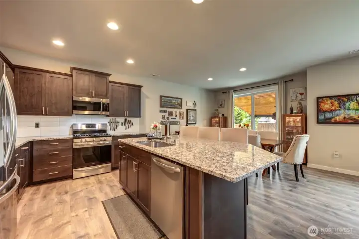 The gorgeous Chef's Kitchen with large island. The gorgeous Chef's Kitchen with large island.