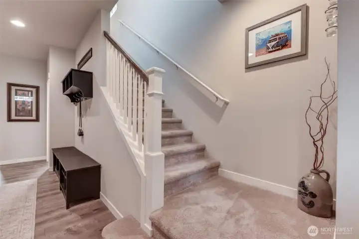 Light and bright stair case upon entry. Light and bright stair case upon entry.