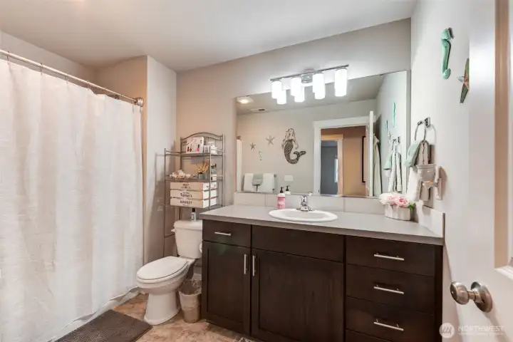 Upstairs full size bathroom. Upstairs full size bathroom.