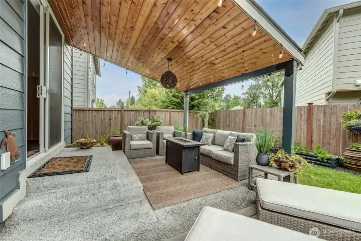 The rear patio cover provides additional privacy both inside and out! The rear patio cover provides additional privacy both inside and out!