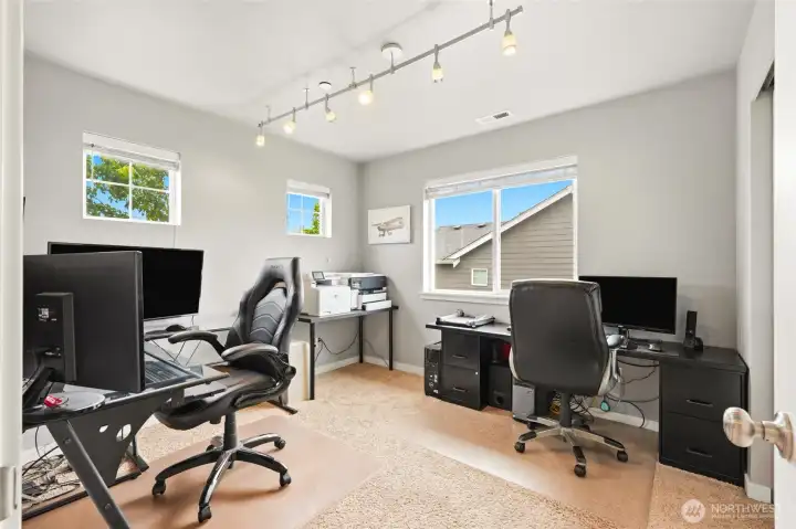 Upper level bedroom, very spacious and works great for a home office Upper level bedroom, very spacious and works great for a home office